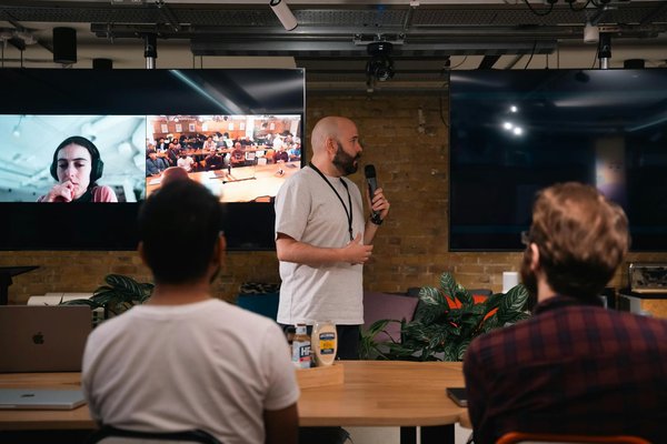 Décrypter le conflit : extensions contre modules complémentaires